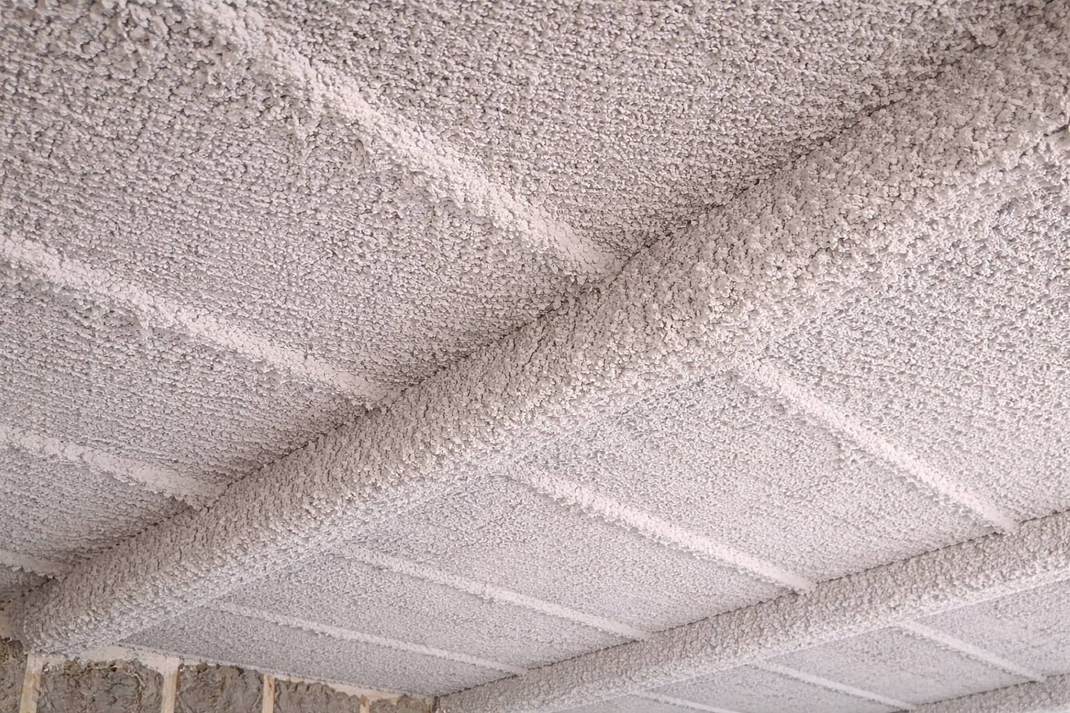 Plafond plâtre ancien préparé pour flocage coupe-feu