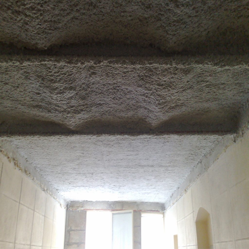 Chantier de flocage en milieu industriel