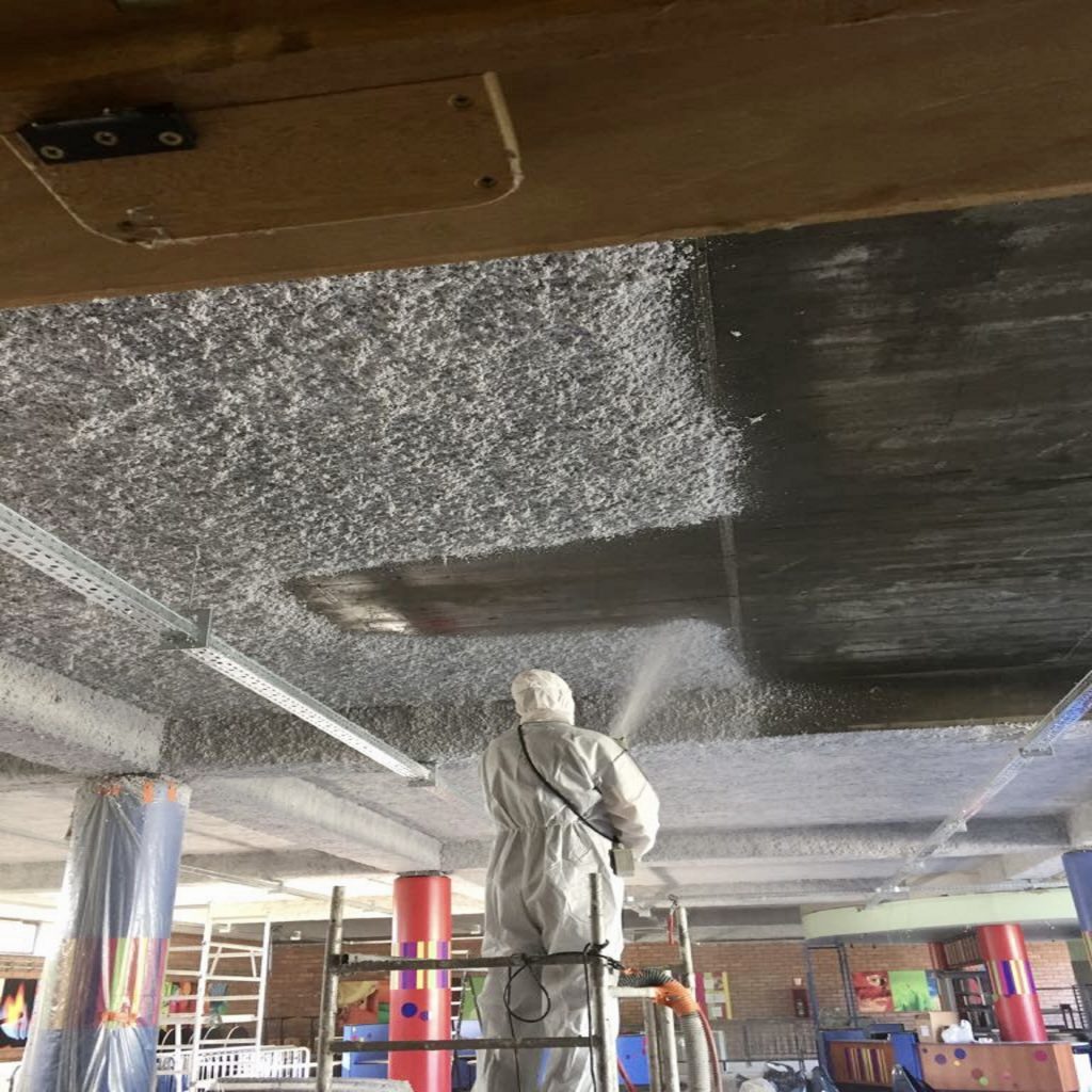 Technique de projection de flocage sur chantier